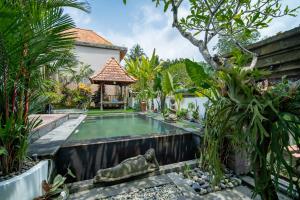 ein Swimmingpool im Hinterhof einer Villa in der Unterkunft Villa Mahayoni in Bedahulu