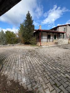 un vialetto di mattoni davanti a un edificio di Santa House ad Aráchova