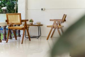 eine Gruppe von Stühlen und einem Tisch in einem Raum in der Unterkunft Three COCO Villa Aonang Krabi in Ao Nang Beach + 9 Fotos