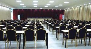 una stanza con file di tavoli e sedie di Jinjiang Inn Chengdu Kuanzhai Alley Jinxianqiao a Chengdu