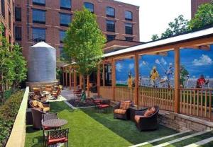 patio z meblami i muralem na ścianie budynku w obiekcie Inn & Suites Baltimore Downtown/Inner Harbor w mieście Little Italy