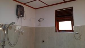 una doccia in un bagno con finestra di Sigiri Regal Residence a Sigiriya
