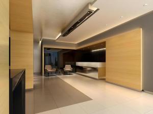 um saguão com cadeiras e uma mesa em um edifício em Jinjiang Inn Weihai High Speed Qingdao South Road em Weihai