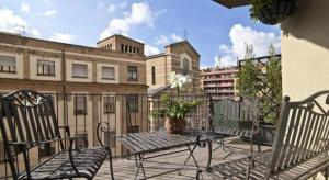 Un patio con una mesa y sillas en un balcón. en Vienna International Shanghai Nanxiang, en Chenjiahang