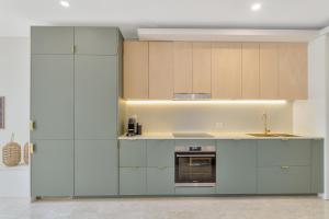 Η κουζίνα ή μικρή κουζίνα στο Casuarina Drift - Stylish Santai Studio by uHoliday