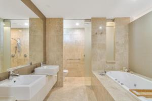 Ένα μπάνιο στο Casuarina Drift - Stylish Santai Studio by uHoliday