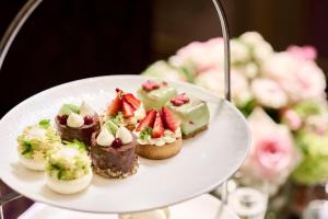 ein Dessertteller mit Erdbeeren und Sahne in der Unterkunft Hyatt Hotel Canberra - A Park Hyatt Hotel in Canberra