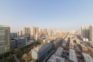 eine Luftaufnahme einer Stadt mit hohen Gebäuden in der Unterkunft Ban Xia Sunshine Hotel- Drum Tower & YONGNING Gate Branch in Xi'an