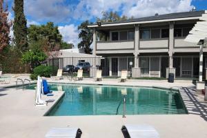 Πισίνα στο ή κοντά στο Travelodge by Wyndham Phoenix North