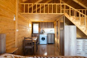 Sunrise Gelati في Motsameta: مطبخ مع درج في كابينة خشبية