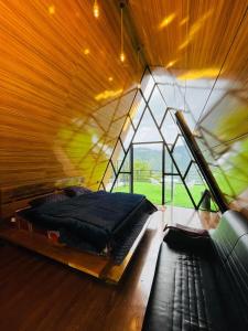 Un pat sau paturi într-o cameră la Huts nathia Gali +20 fotografii