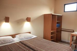 Postel nebo postele na pokoji v ubytování Prambanan Guesthouse