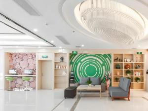 una hall con un grande lampadario in un negozio di GreenTree Inn Wuhu Eshan Road University City a Wuhu