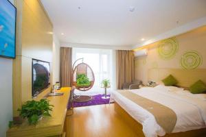 Una televisión o centro de entretenimiento en GreenTree Inn Weifang Kuiwen District Beiwang Jiale