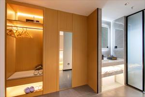 Ένα μπάνιο στο Zhesu Select Hotel