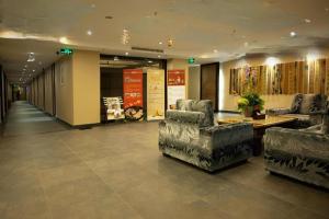 eine Lobby mit Sofas und Stühlen in einem Gebäude in der Unterkunft Guilin Baiyue Hotel in Guilin