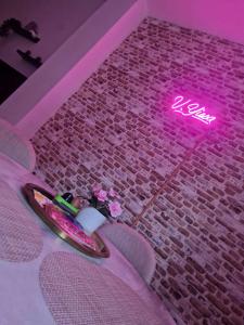 un'insegna al neon sul pavimento di una camera di Villa Yissa en Prado Del Rey, Cádiz con WIFI a Prado del Rey