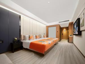 1 dormitorio con 1 cama grande con sábanas de color naranja en Royalton Hotel Xi'an Qujiang Conference Center Mixc, en Xi'an 20 fotos más