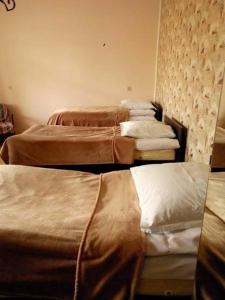 Katil atau katil-katil dalam bilik di Red Stone Guest House