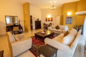 Un lugar para sentarse en La Palm Royal Beach Hotel