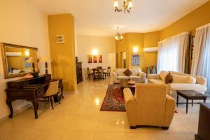 Un lugar para sentarse en La Palm Royal Beach Hotel