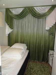 Un pat sau paturi într-o cameră la Apartment gågata