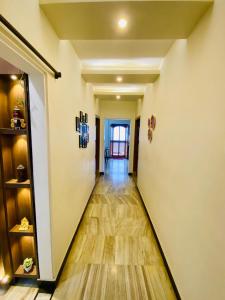 um corredor de uma casa com pisos de madeira em Sowkya Stays, Kakinada - Service Apartment, Home Stay, Vididhillu em Kākināda