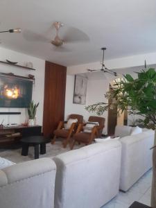 Χώρος καθιστικού στο Crystal House