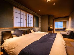 a bedroom with a large bed and a window at 割烹旅館 清都 in Hongō +30 photos