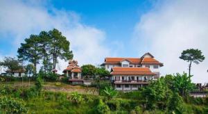 班彭阳奈Phumorkdao Resort的山顶上的大房子