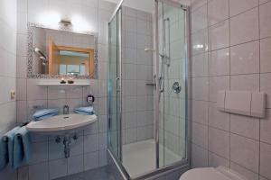 ein Badezimmer mit Dusche, Waschbecken und Toilette in der Unterkunft Apart Faldershof in Fiss + 25 Fotos