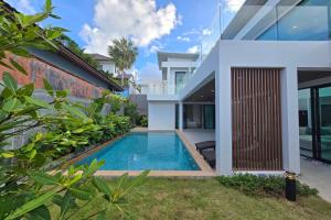 a swimming pool in the backyard of a house at 3BR Pool Villa JAAI in Ban Saiyuan (1)