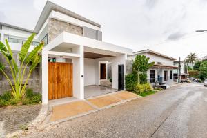 a house on the side of a street at 3BR Pool Villa JAAI in Ban Saiyuan (1)