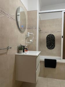 ein Badezimmer mit Waschbecken und Spiegel in der Unterkunft Bento Lodge by Madeira Holiday Rentals in Ribeira Brava