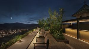 eine Reihe von Bänken auf einem Gebäude in der Unterkunft Imperial Hotel Kyoto in Kyoto