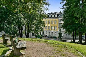 En trädgård utanför Forenom Serviced Apartments Oslo Vika