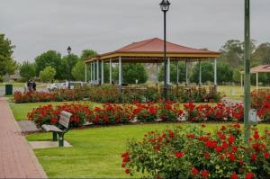 Κήπος έξω από το Brand New Home with Pool