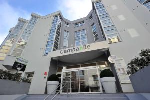 a building with a sign that reads camanderille at Campanile Reims Centre - Cathedrale in Reims