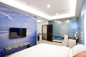 東港的住宿－花樣行館民宿，一间卧室,拥有海洋壁画