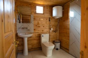 Sunrise Gelati في Motsameta: حمام مع مرحاض ومغسلة