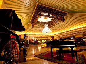 雅加达Kartika Chandra Hotel的建筑物内有一间带钢琴和轮椅的房间