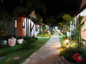 una strada di notte con una fila di case di Phakawan Hotel a Ban Nong Chik
