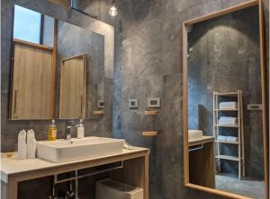 Ένα μπάνιο στο Tatva Hills Resort +30 φωτογραφίες