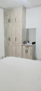 - une cuisine avec des placards en bois et un comptoir dans l'établissement Zlaal Lounge, à Watamu