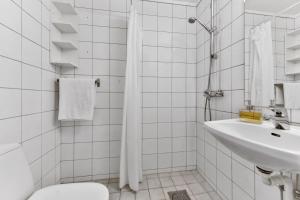 Koupelna v ubytování Forenom Serviced Apartments Oslo Rosenborg + 20 fotografií