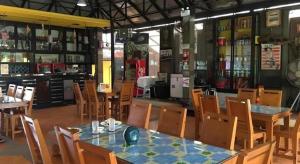 una sala da pranzo con tavoli e sedie e un ristorante di Tanisa Resort a Na Dhung