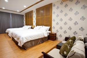 東港的住宿－花樣行館民宿，酒店客房,设有两张床和一张沙发