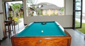 Dalumpinas OesteKahuna Beach Resort and Spa的房间里有一张台球桌，可以看到房子的景色