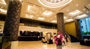 eine Lobby eines Hotels mit einer Blumenvase in der Unterkunft Kaya Hotel in Phước Hậu (1) + 104 Fotos