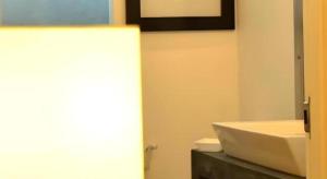 努沃勒埃利耶26 Loversleap Cottage的带白色水槽和镜子的浴室 更多114张照片